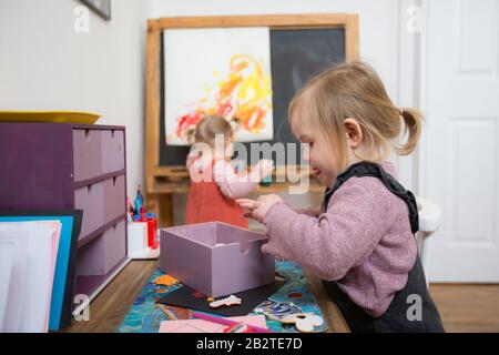 Kleinkind Malerei in Nursery, Großbritannien Stockfoto