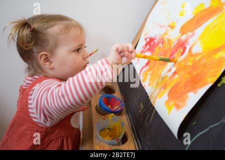 Kleinkind Malerei in Nursery, Großbritannien Stockfoto