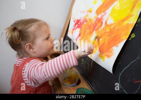 Kleinkind Malerei in Nursery, Großbritannien Stockfoto