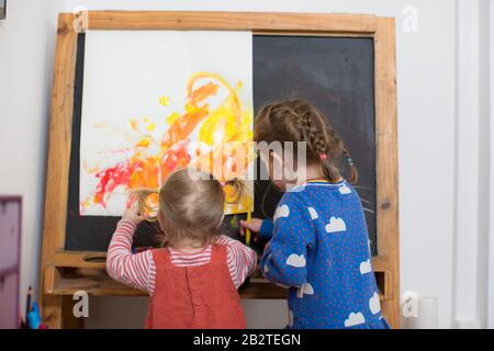 Kleinkind Malerei in Nursery, Großbritannien Stockfoto