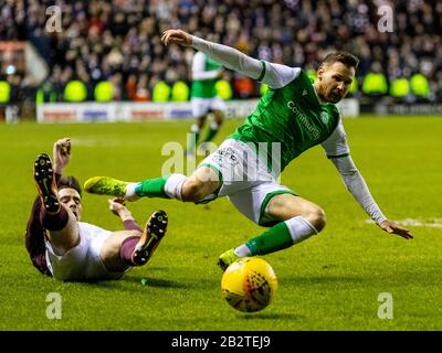 Easter Road, Edinburgh, Großbritannien. März 2020. Scottish Premiership Football, Hibernian versus Heart of Midlothian; Jamie Walker of Hearts holt Martin Boyle von Hibernian Credit: Action Plus Sports/Alamy Live News Stockfoto