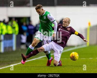 Easter Road, Edinburgh, Großbritannien. März 2020. Scottish Premiership Football, Hibernian versus Heart of Midlothian; Steven Naismith von Hearts rutscht ein, um Jamie Gullan von Hibernian Credit anzugehen: Action Plus Sports/Alamy Live News Stockfoto