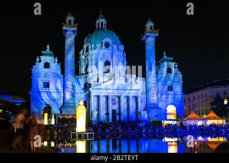 Die Karlskirche (Karlskirche) in blau beleuchtet bei einem Sommerfest Stockfoto