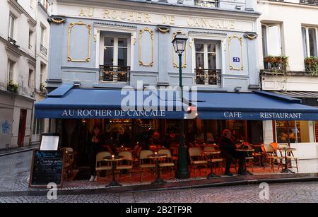 Paris, Frankreich - 01. März 2020: Menschen, die in einem traditionellen französischen Café Au rocher de Cancale in der Rue Montorgueil in Paris, Frankreich sitzen. Stockfoto