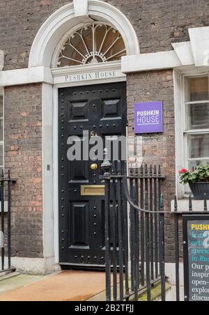 Türpflaster des Puschkin House, Bloomsbury Square; Londons ältestes unabhängiges russisches Kulturzentrum, das 1954 von Maria Zernova gegründet wurde Stockfoto