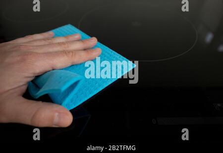 Hand mit einer Schwammreinigungsfläche in der Küche Stockfoto