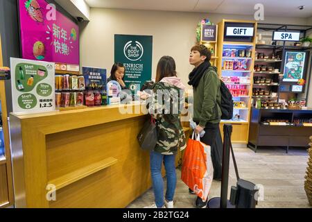 Hongkong, CHINA - CIRCA JANUAR 2019: Im Bodyshop-Geschäft in Hongkong. Der Body Shop ist ein Kosmetik-, Hautpflege- und Parfümunternehmen. Stockfoto