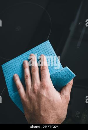 Hand mit einer Schwammreinigungsfläche in der Küche Stockfoto