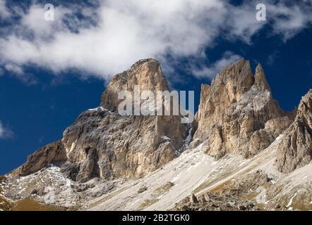 Sassolungo-Gruppe, links Grohmannspitze, rechts Fuenffingerspitze, in den Alpen, in Südtirol, Italien Stockfoto