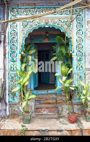 Bunte Tür, Chandni Chowk Basar, einer der ältesten Marktteilnehmer in Old Delhi, Indien Stockfoto