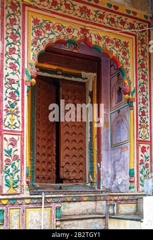 Bunte Tür, Chandni Chowk Basar, einer der ältesten Marktteilnehmer in Old Delhi, Indien Stockfoto