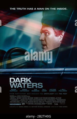 Dark Waters (2019) unter der Regie von Todd Haynes und mit Mark Ruffalo, Anne Hathaway, Tim Robbins und Anne Hathaway in den Hauptrollen. Die wahre Geschichte des Unternehmensanwalts Robert Bilott, der Dupont übernimmt und eine lange Geschichte der industriellen Umweltverschmutzung zeigt, die die Gesundheit der Bewohner in einer nahe gelegenen Stadt belastet. Stockfoto