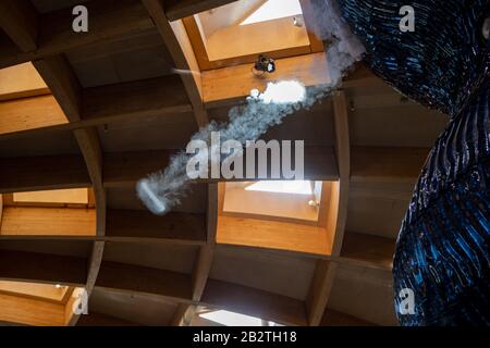 Infinity Blue Skulptur von Studio Swine im Eden Project, Cornwall Stockfoto