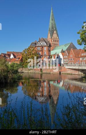 St.-John-Kirche mit Spiegelbild in Ilmenau, Lueneburg, Niedersachsen, Deutschland Stockfoto