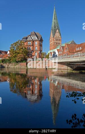 St.-John-Kirche mit Spiegelbild in Ilmenau, Lueneburg, Niedersachsen, Deutschland Stockfoto