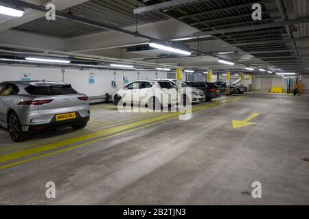 Elektrische Fahrzeugladung im Barcode-Tiefgarage Plymouth Stockfoto