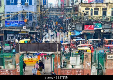 Chaotic Street, Chandni Chowk Basar, einer der ältesten Märkte in Old Delhi, Indien Stockfoto
