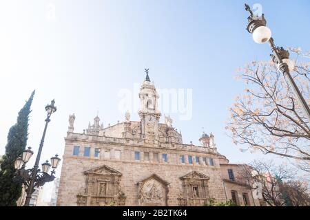 Blick auf die Kirche Esgelesia de Sant Joan del Mercat mit Frühlingsblüten in Valencia, Spanien Stockfoto