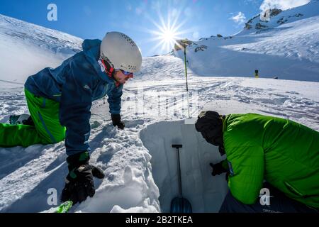 Skitourer im Schnee, erklärt der Mensch Schnee-Profil, Wattentaler Lizum, Tux Alps, Tyrol, Österreich Stockfoto