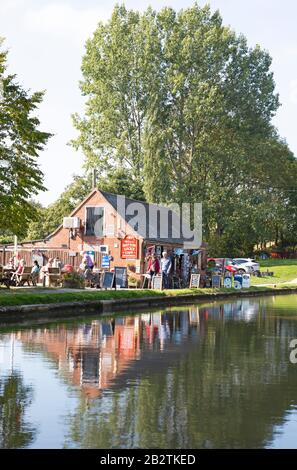 Ehemalige Hütte des Schleusenwärters, heute ein Café am Canal Grande, Hatton Locks, Hatton, Warwickshire, England Stockfoto