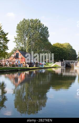 Ehemalige Hütte des Schleusenwärters, heute ein Café am Canal Grande, Hatton Locks, Hatton, Warwickshire, England Stockfoto