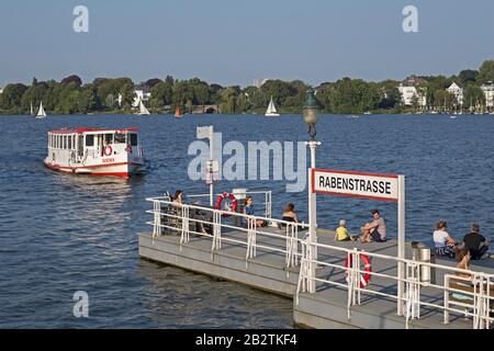 Linienschiff an der Außenalster, Fähranleger Rabenstraße, Hamburg, Deutschland Stockfoto