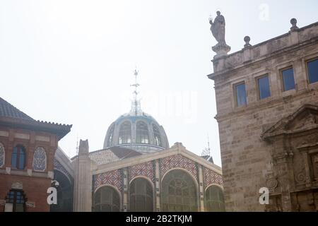 Seitenansicht auf der Mercado Central Dome mit Hintergrundbeleuchtung, Valencia, Spanien Stockfoto