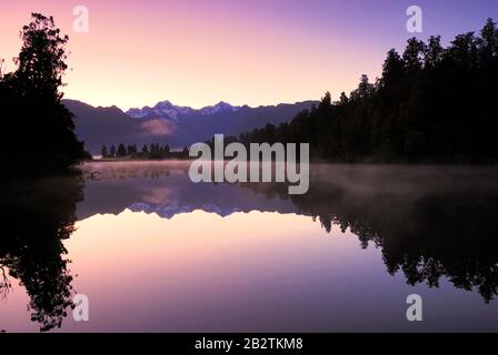 Mt. Tasman und Mt. Cook (Aoraki), Mount Cook Nationalpark, spiegeln sich im Lake Matheson, Westland Nationalpark, Weltnaturerbe South West Neuseeland Stockfoto