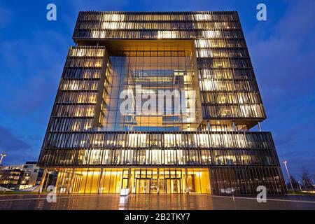 ThyssenKrupp Konzernzentrale mit Gebäude Q1 am Abend, Essen, Ruhrgebiet, Nordrhein-Westfalen, Deutschland Stockfoto