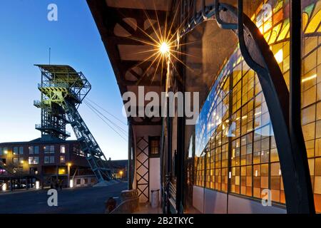 Beleuchtete Maschinenhalle mit Wickelturm am Abend, Zollern-Colliery, Dortmund, Ruhrgebiet, Nordrhein-Westfalen, Deutschland Stockfoto