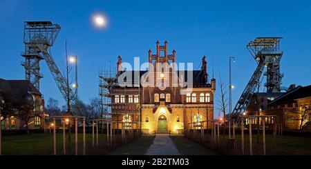 ZOLLERN Colliery II/IV am Abend, Westfälisches Industriemuseum, Dortmund, Ruhrgebiet, Nordrhein-Westfalen, Deutschland Stockfoto