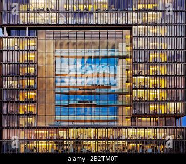 ThyssenKrupp Konzernzentrale mit Gebäude Q1 am Abend, Essen, Ruhrgebiet, Nordrhein-Westfalen, Deutschland Stockfoto