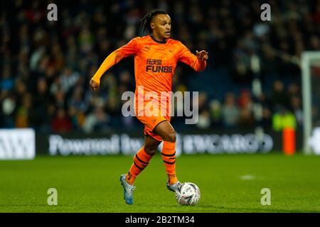 März 2020; The Hawthorns, West Bromwich, West Midlands, England; English FA Cup Football, West Bromwich Albion versus Newcastle United; Valentino Lazaro von Newcastle United auf dem Ball Stockfoto