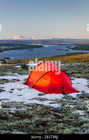 Zelt im Engerdalsfjellet mit Blick in den Siehe Isteren, Nord-Norwegen, Norwegen, Oktober 2011 Stockfoto