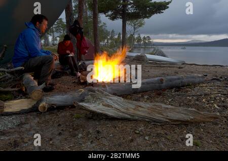 Paar am Lagerfeuer am See Isteren Isteren, Naturreservat, Nord-Norwegen, Norwegen, September 2011 Stockfoto