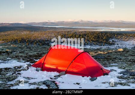 Zelt im Engerdalsfjellet mit Blick in den Siehe Femundensee, Nord-Norwegen, Norwegen, Oktober 2011 Stockfoto