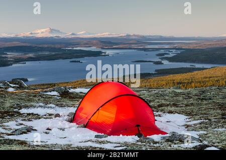 Zelt im Engerdalsfjellet mit Blick in den Siehe Isteren, Nord-Norwegen, Norwegen, Oktober 2011 Stockfoto