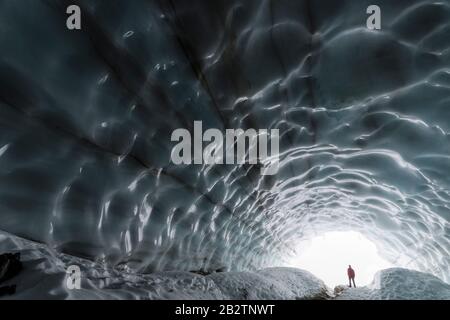 Mann in einer Eisgrotte, Gletscher im Tal (Tarfaladalen Kebnekaisefjaell Darfalavaggi), Norrbotten, Lappland, Schweden, September 2012 Stockfoto