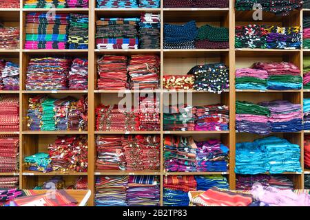 Schal (Yazma, Kesan) in verschiedenen Farben im Regal in einem Souvenirladen in der Schwarzmeerregion, Türkei Stockfoto