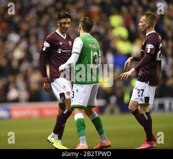 Easter Road Stadium, Edinburgh, Schottland. Großbritannien .3. März 20. Scottish Premiership Match Hibernian vs Hearts Sean Clare mit Hibs Marc McNulty nach dem Vorfall . Kredit: Eric mccowat/Alamy Live News Stockfoto