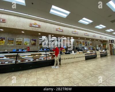 Houston, TX/USA-2/25/20: Der Schalter für die Abholung von Speisen an einem Buc Ees. Die Buc ees Tankstelle, das Fast-Food-Restaurant und das Convenience-Geschäft mit Essen Stockfoto