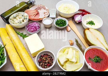 Easter Hunny (Kaninchen) und Hähncheneier Kinder (Kinder) Lebensmittelkonzept. Mit Karotte auf rosarotem (pinkfarbenem) Teller. Holzhintergrund, Draufsicht. Stockfoto