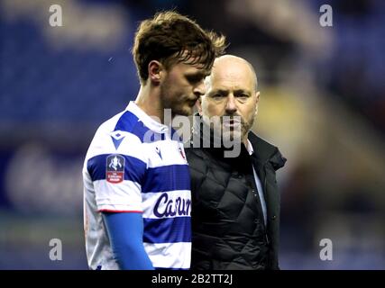 Der Lesemanager Mark Bowen (rechts) und John Swift erscheinen nach dem fünften Spiel des FA Cup im Madejski Stadium in Reading niedergeschlagen. Stockfoto