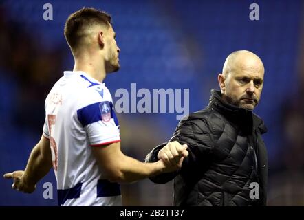 Lesemanager Mark Bowen (rechts) und Matt Miazga erscheinen nach dem fünften Spiel im Madejski Stadium in Der FA Cup Runde, Reading, niedergeschlagen. Stockfoto
