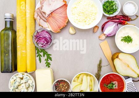 Easter Hunny (Kaninchen) und Hähncheneier Kinder (Kinder) Lebensmittelkonzept. Mit Karotte auf rosarotem (pinkfarbenem) Teller. Holzhintergrund, Draufsicht. Stockfoto