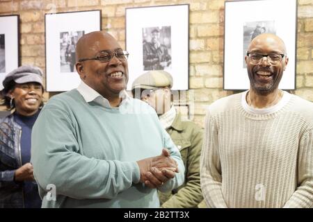 London, Großbritannien. März 2020. Private Ansicht der Kinder der 2. Generation der Empire-Windrush-Ära. Die Ausstellung von Alfred Samuels und Trevor Griffiths.Fotograf Trevor Griffiths feiert das Erbe und die Sehnsüchte der Windrush-Generation und ihrer Kinder. Zu den Hauptsprechern gehörten der Überlebende von Prostatakrebs und Ex-Bodyguard Alfred Samuels, Dr. Katie Donington von der London South Bank University und Michael Vincent, der Den Preis "Close-up Magician of the Year" des Magic Circle dreimal 1983, 1991 und 2003 gewonnen hat. Credit: Peter Hogan/Alamy Live News Stockfoto