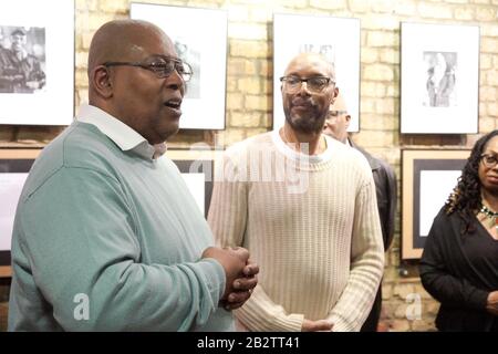 London, Großbritannien. März 2020. Private Ansicht der Kinder der 2. Generation der Empire-Windrush-Ära. Die Ausstellung von Alfred Samuels und Trevor Griffiths.Fotograf Trevor Griffiths feiert das Erbe und die Sehnsüchte der Windrush-Generation und ihrer Kinder. Zu den Hauptsprechern gehörten der Überlebende von Prostatakrebs und Ex-Bodyguard Alfred Samuels, Dr. Katie Donington von der London South Bank University und Michael Vincent, der Den Preis "Close-up Magician of the Year" des Magic Circle dreimal 1983, 1991 und 2003 gewonnen hat. Credit: Peter Hogan/Alamy Live News Stockfoto