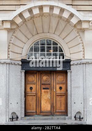 Türfront der ehemaligen Central School of Art and Design, Theobalds Road, London Stockfoto