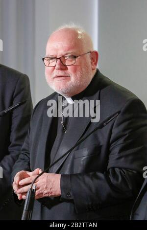 Mainz, Deutschland. März 2020. Auf der Pressekonferenz spricht Kardinal Reinhard Marx, der Römisch-Katholische Erzbischof von München und Freising und scheidender Vorsitzender der Deutschen Bischofskonferenz. Georg Baetzing, der Limburger Bischof, wurde während der Frühjahrsplenarsitzung 2020 der Deutschen Bischofskonferenz in Mainz zum neuen Vorsitzenden der Deutschen Bischofskonferenz gewählt. (Foto von Michael Debets/Pacific Press) Credit: Pacific Press Agency/Alamy Live News Stockfoto