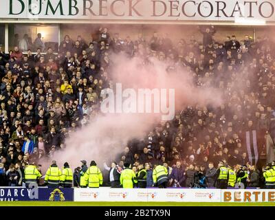 Easter Road, Edinburgh, Großbritannien. März 2020. Scottish Premiership Football, Hibernian versus Heart of Midlothian; Hearts Fans veröffentlichen Flare, nachdem sie ihr Eröffnungsziel erreicht haben Credit: Action Plus Sports/Alamy Live News Stockfoto
